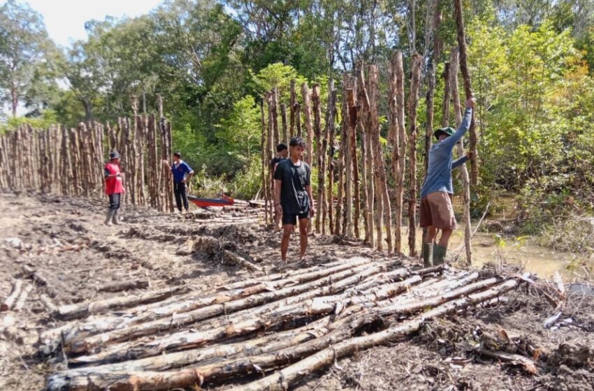 Antusias Warga Bantu Satgas TMMD Reguler Ke-124 Pasang Cerucuk