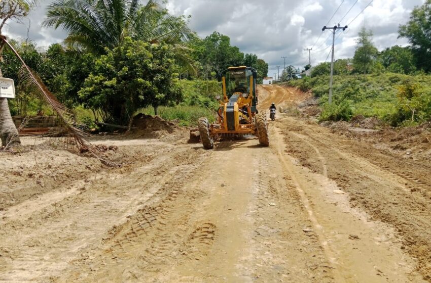  Gleder Ratakan Jalan Di TMMD Reguler Ke-124 Kodim 1012/Buntok Desa Wungkur Baru