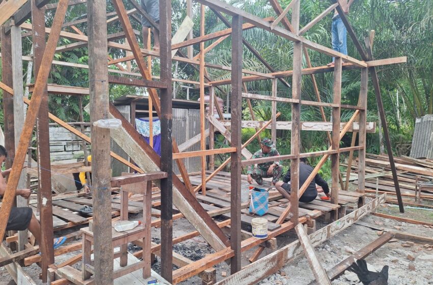  Semangat Membara Satgas TMMD Reguler Ke-124 Saat Pasang Rangka RTLH