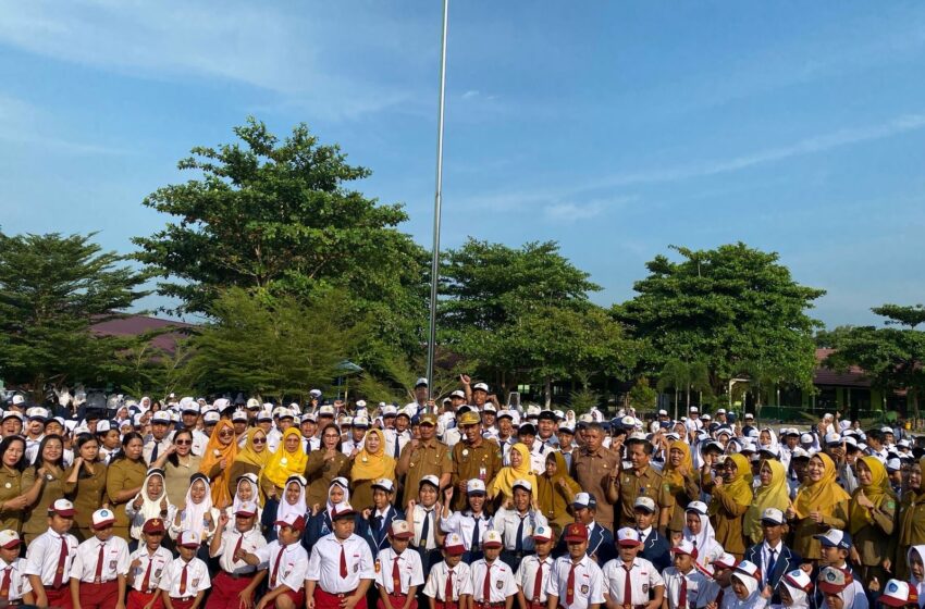 Bupati Masduki Pimpin Upacara Bendera di SMP Negeri 1 Sukamara