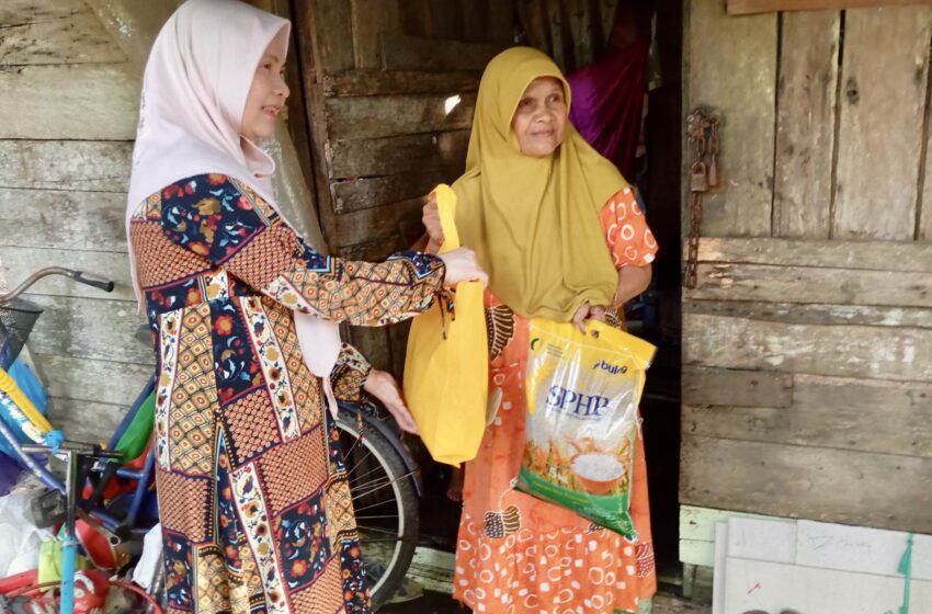  Ketua TP-PKK Barsel Bagikan Sembako untuk Warga