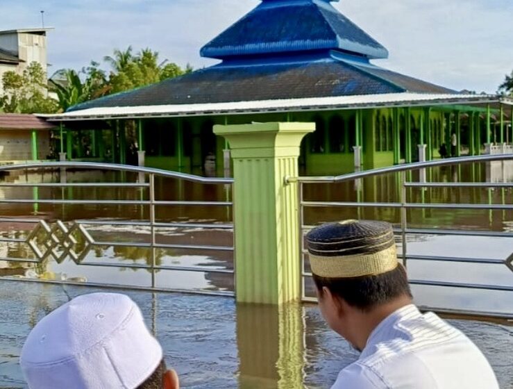  Di tengah Kepungan Banjir, Warga Tetap Khusyuk Gelar Salat Idufitri