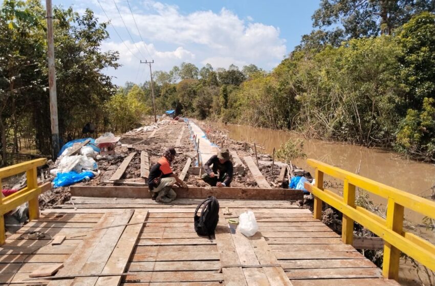  Pemasangan Papan Jembatan Terus Dikebut Satgas TMMD