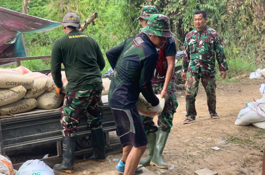 Anggota satgas TMMD Langsir Material Semen Bersama-sama