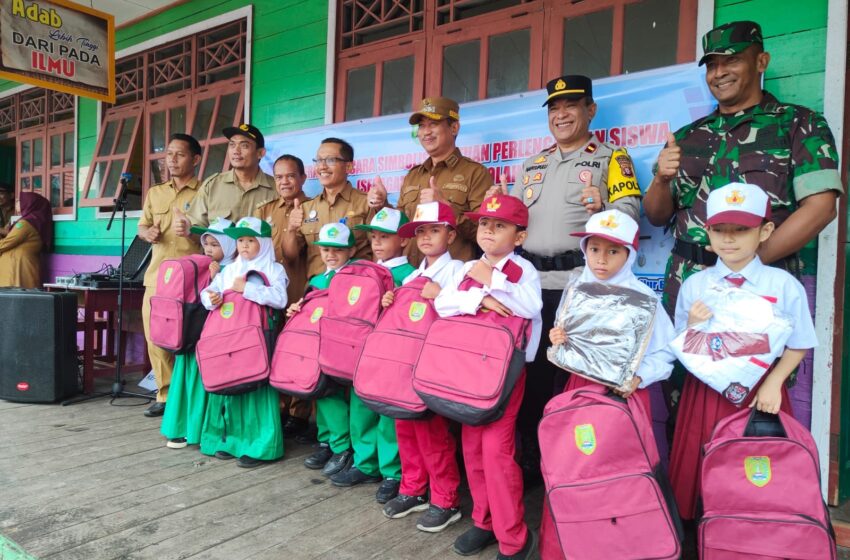  Bupati Sukamara Bagikan Ribuan Paket Seragam Sekolah Dan Tas Gratis 
