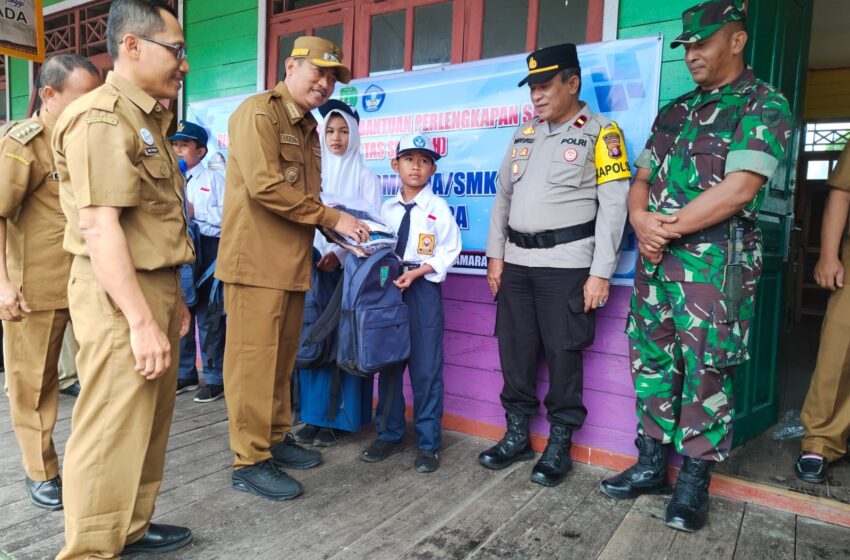  Bupati Sukamara serahkan Beasiswa dan Bantuan Sekolah pada HUT RI ke-80 