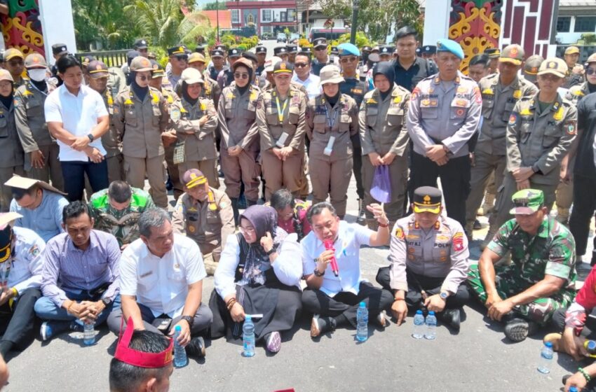  Duduk di Aspal Panas, Ketua DPRD Kotim Bersama Warga Tolak KSO PT Agrinas: “Hak Masyarakat Tidak Boleh Dirampas”