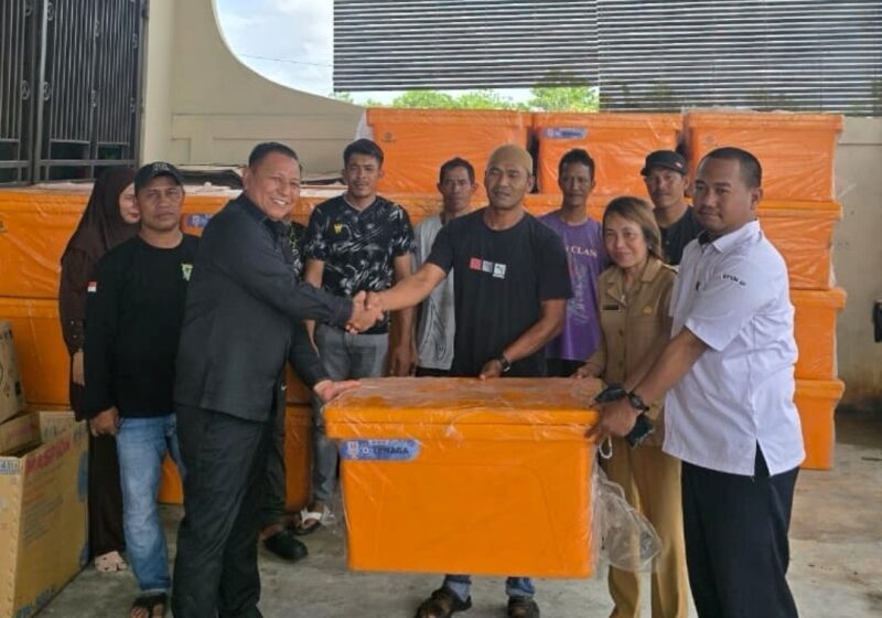  Wakil Ketua DPRD Kotim Rudianur Salurkan Bantuan Box Fiber untuk Nelayan Ujung Pandaran